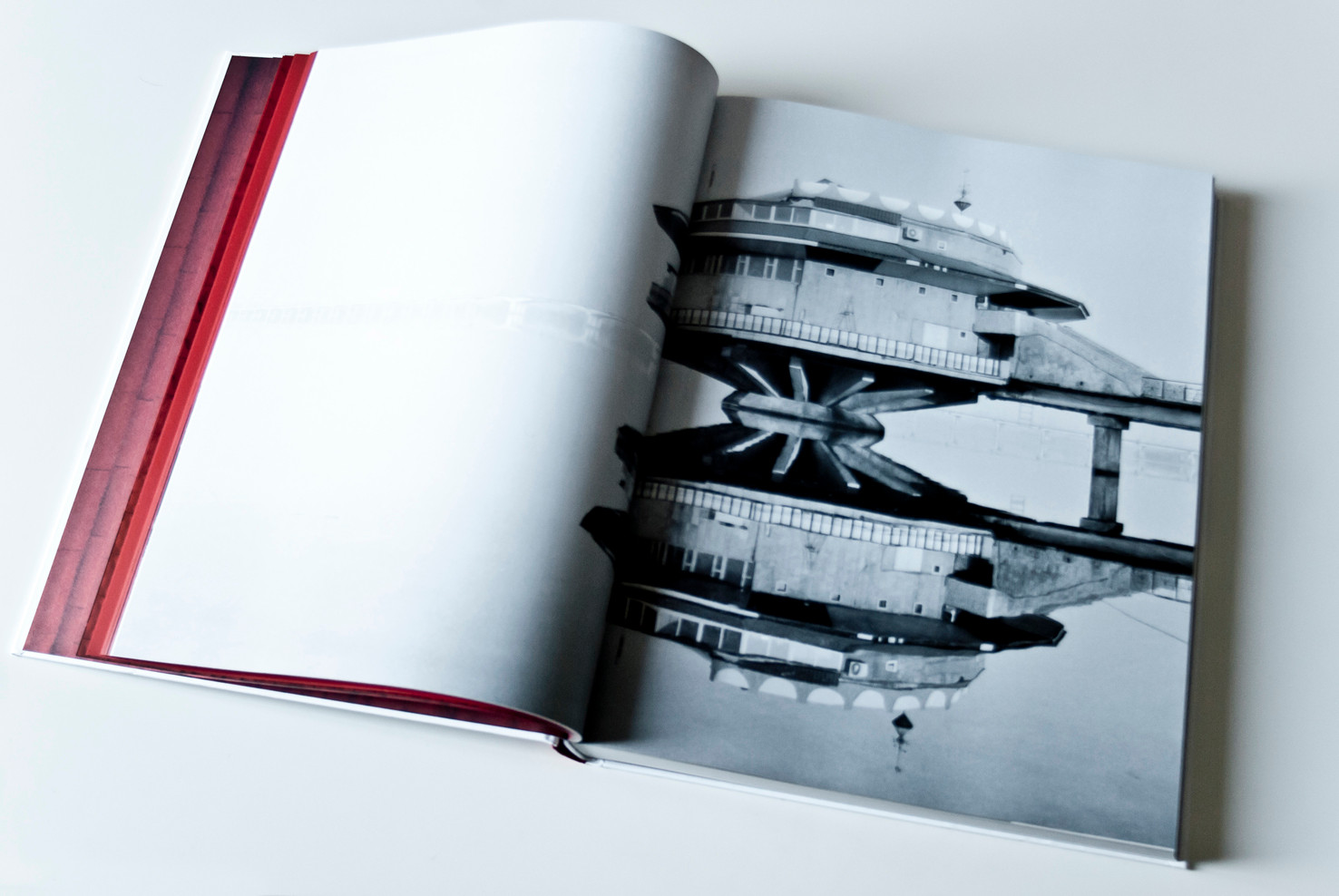 Книга Фредерика Шобана Cosmic Communist Constructions Photographed