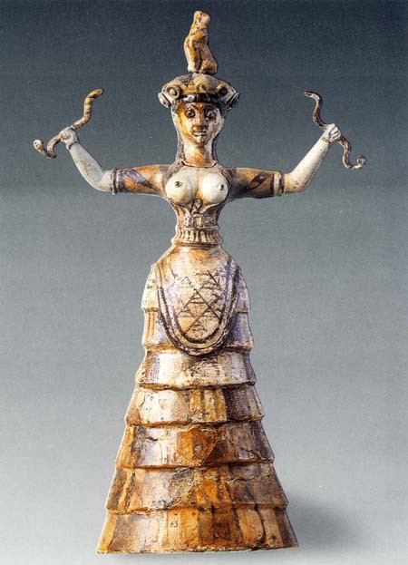 Терракотовая фигурка женщины. Середина II тыс. до&nbsp;н.э. Музей Ираклиона. Так называемая Малая Богиня со&nbsp;змеями. Найдена в&nbsp;1903&nbsp;году на&nbsp;Крите.