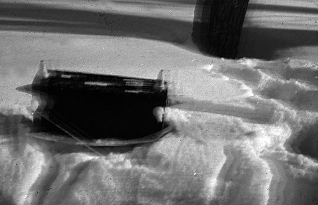 Ящик «Музыки согласия» на&nbsp;снегу в&nbsp;аллее, акция Коллективных действий «Такси», 1986