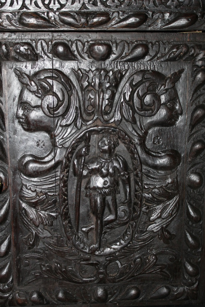 Изображение женских парных гротесков на&nbsp;нормандском поставце XVII века БСИИ ASG, инв. № 17-1283