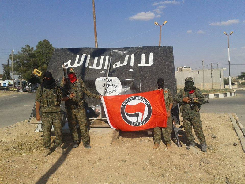 Бойцы Международного Батальона Свободы на&nbsp;фоне трофейной символики ИГИЛ