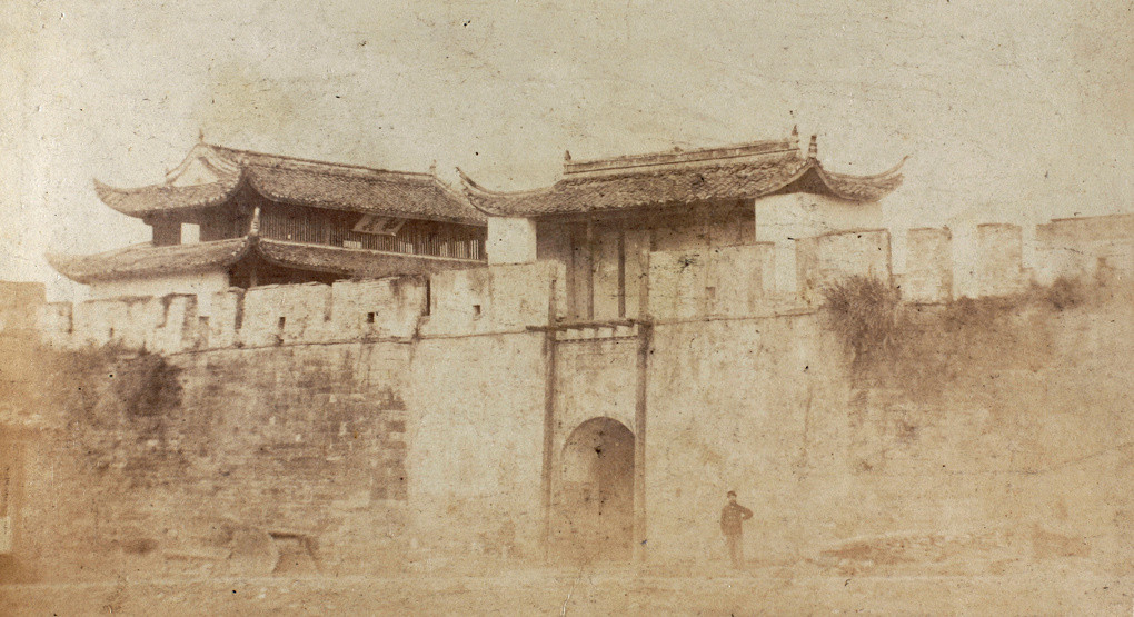 The Salt Gate (盐仓门)&nbsp;— also known as the Heyi Gate (和义门)&nbsp;— Ningbo, 1870. Image courtesy of Historical Photographs of China, University of Bristol (https://hpcbristol.net/visual/Bo01-027).