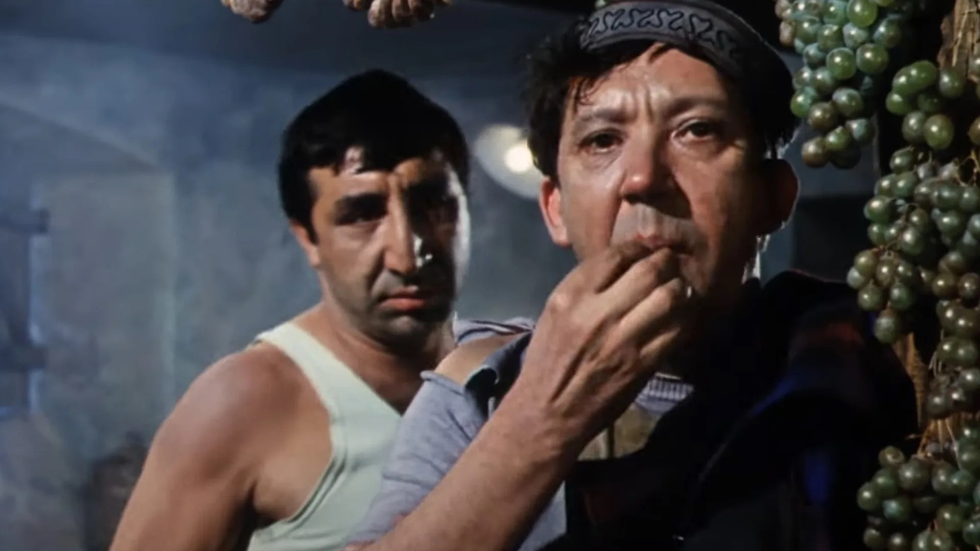 — И вот, кастрированный в лечебнице Шурик, сбежав, «возвращает» фаллос обратно и пенетрирует им Труса, Балбеса и Бывалого… — В моём доме… не выражаться!