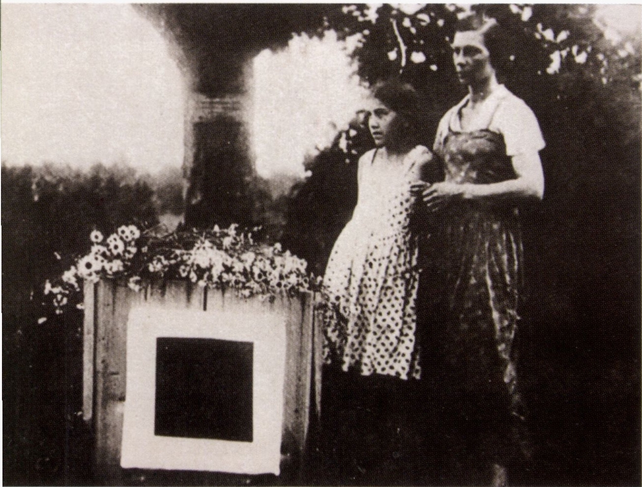  Дочь Малевича Уна и&nbsp;вдова Наталья Андреевна у&nbsp;могилы художника в&nbsp;Немчиновке