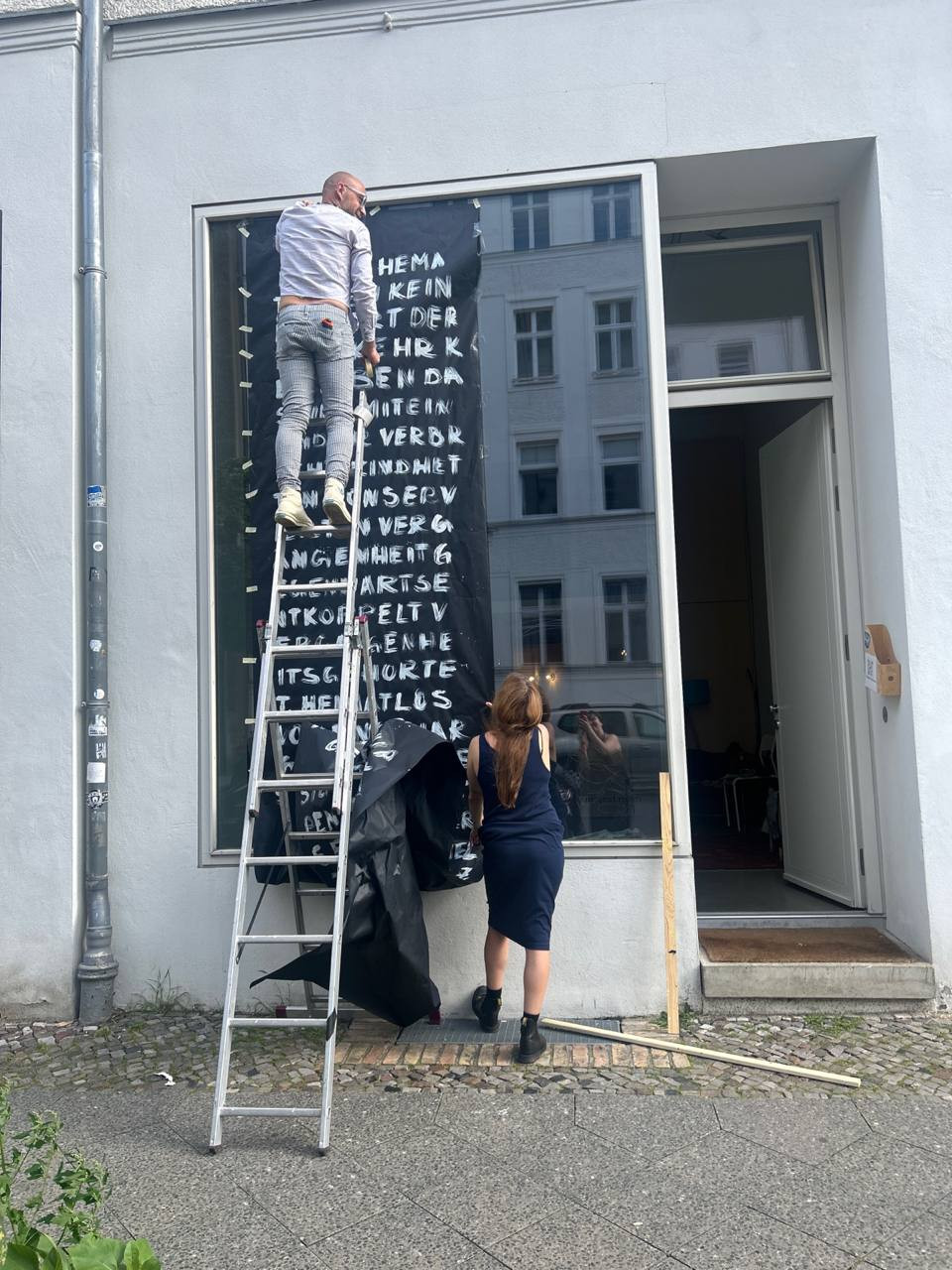 Կատարողական Պոետիկա [Performative Poetics] by Անի Մենուա [Ani Menua] — Voices Otherwise residency / Open Air Museum of Decoloniality, Chto Delat Emergency Project Room, Berlin supported by Bezirkskulturfonds, Berlin Mitte, 2025 / photo Marina Solntsevа // Статью о событии можно посмотреть https://syg.ma/@de_colonialanguage/a-thousand-mother-tongues-tree 