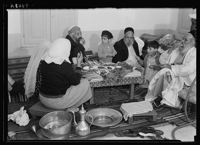 Пасхальный седер семьи йеменских евреев, Иерусалим, апрель 1939&nbsp;года.
