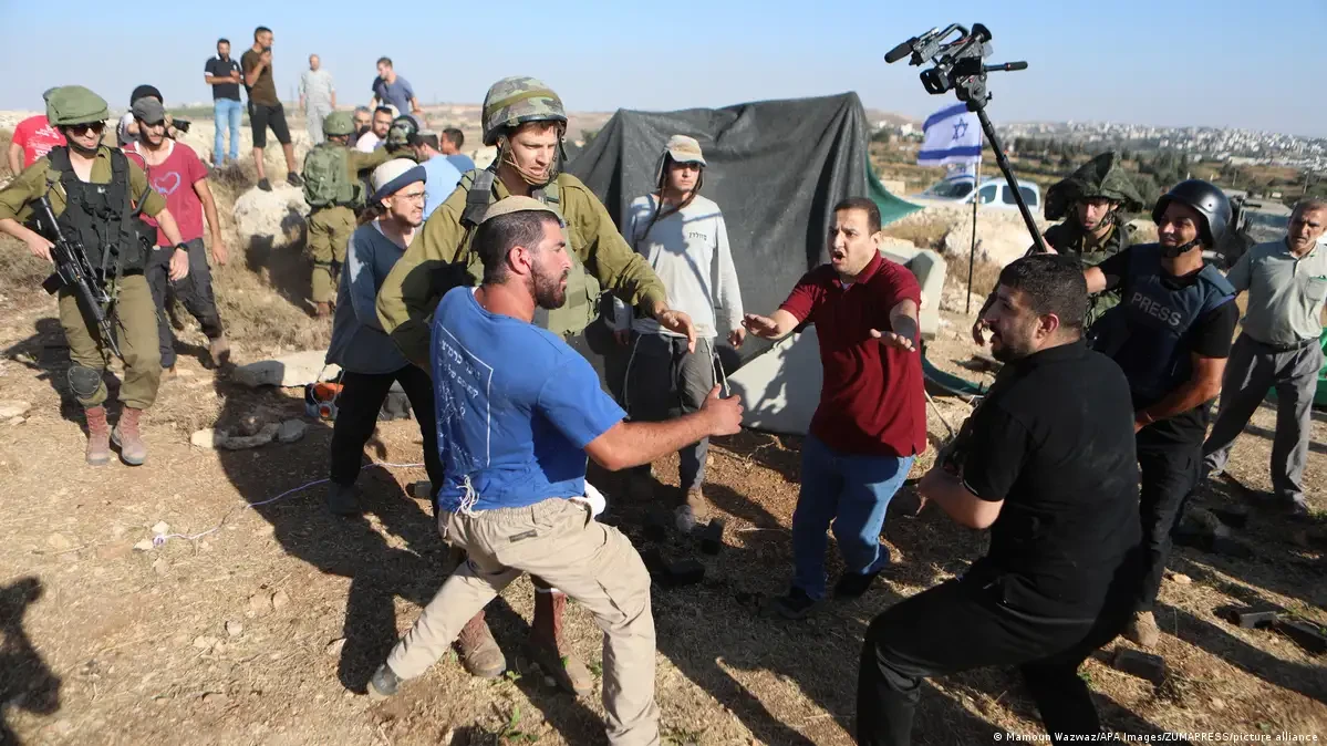 Нападение израильских поселенцев на палестинцев на Западном берегу Иордана. Источник: Deutsche Welle