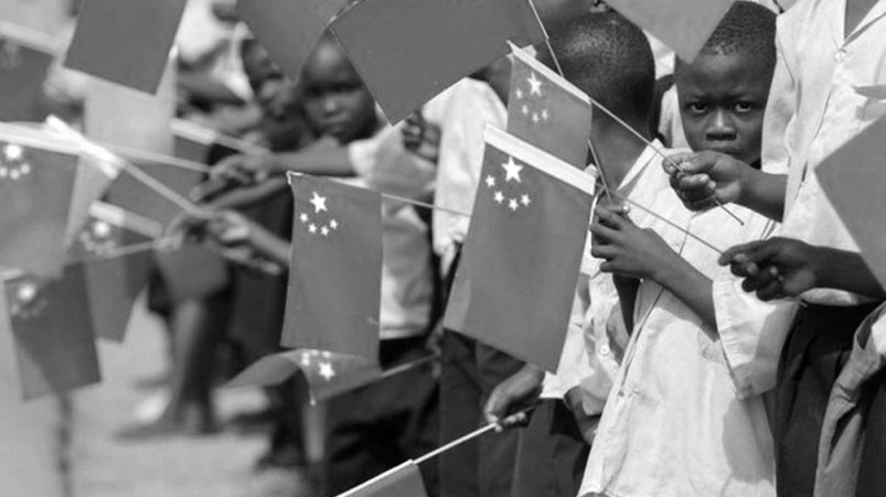 (Африканские дети с&nbsp;флагами КНР)