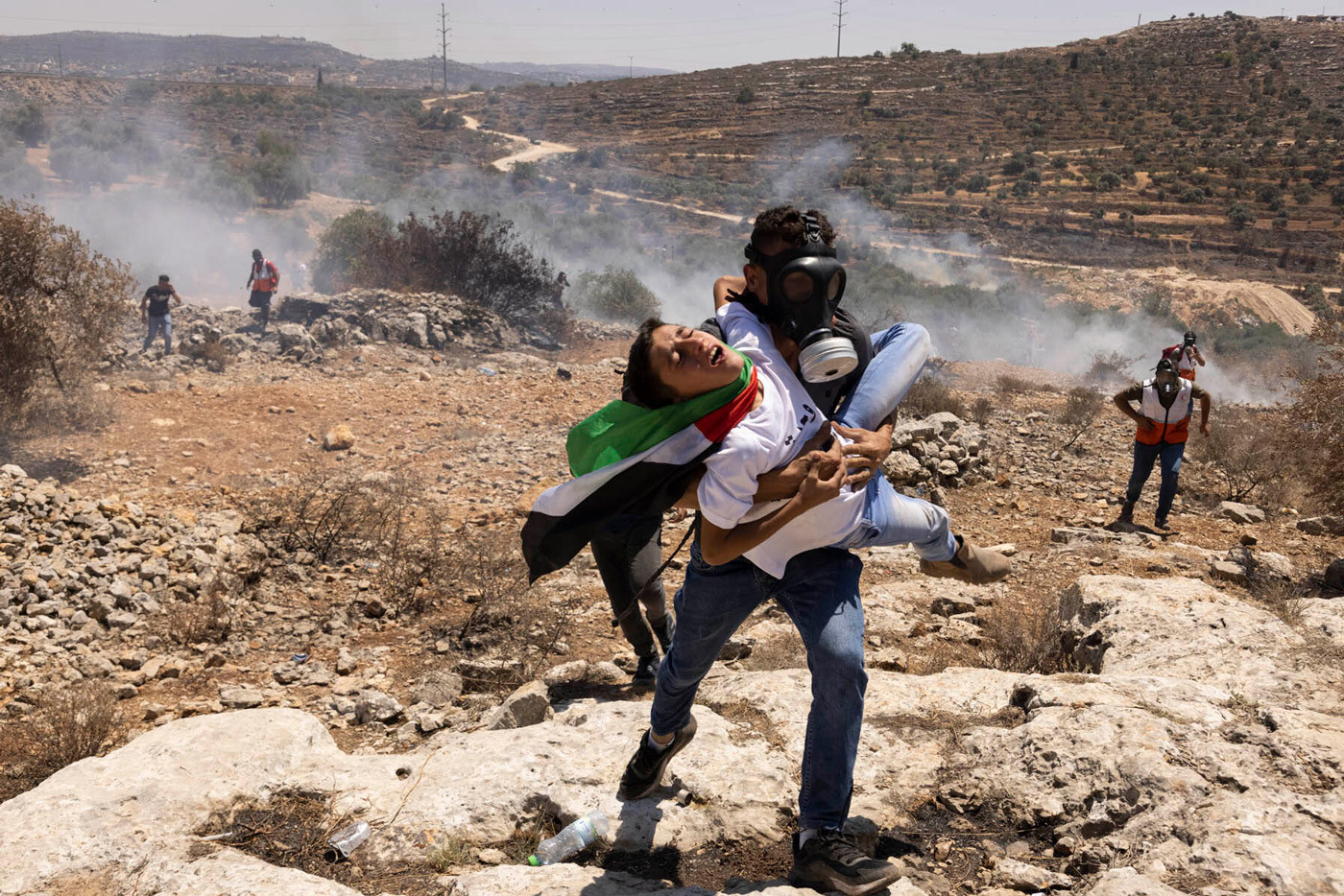 Протестующий эвакуирует ребенка, раненного израильским огнем во&nbsp;время демонстрации в&nbsp;Бейте. Фотография Орена Зива/ActiveStills.