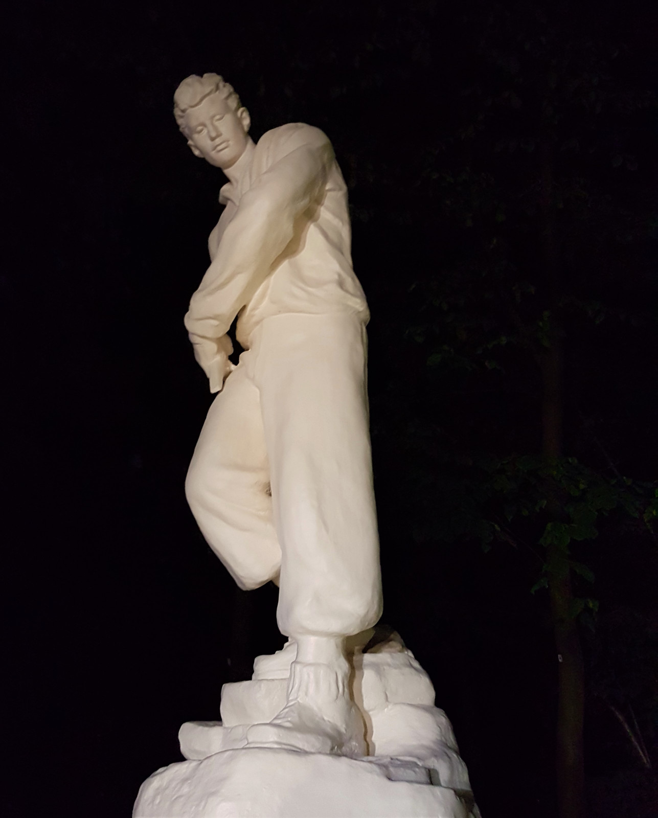 Скульптура «Альпинист», автор Е.М.&nbsp;Абалаков, установлена на&nbsp;ВДНХ в&nbsp;1954&nbsp;г.