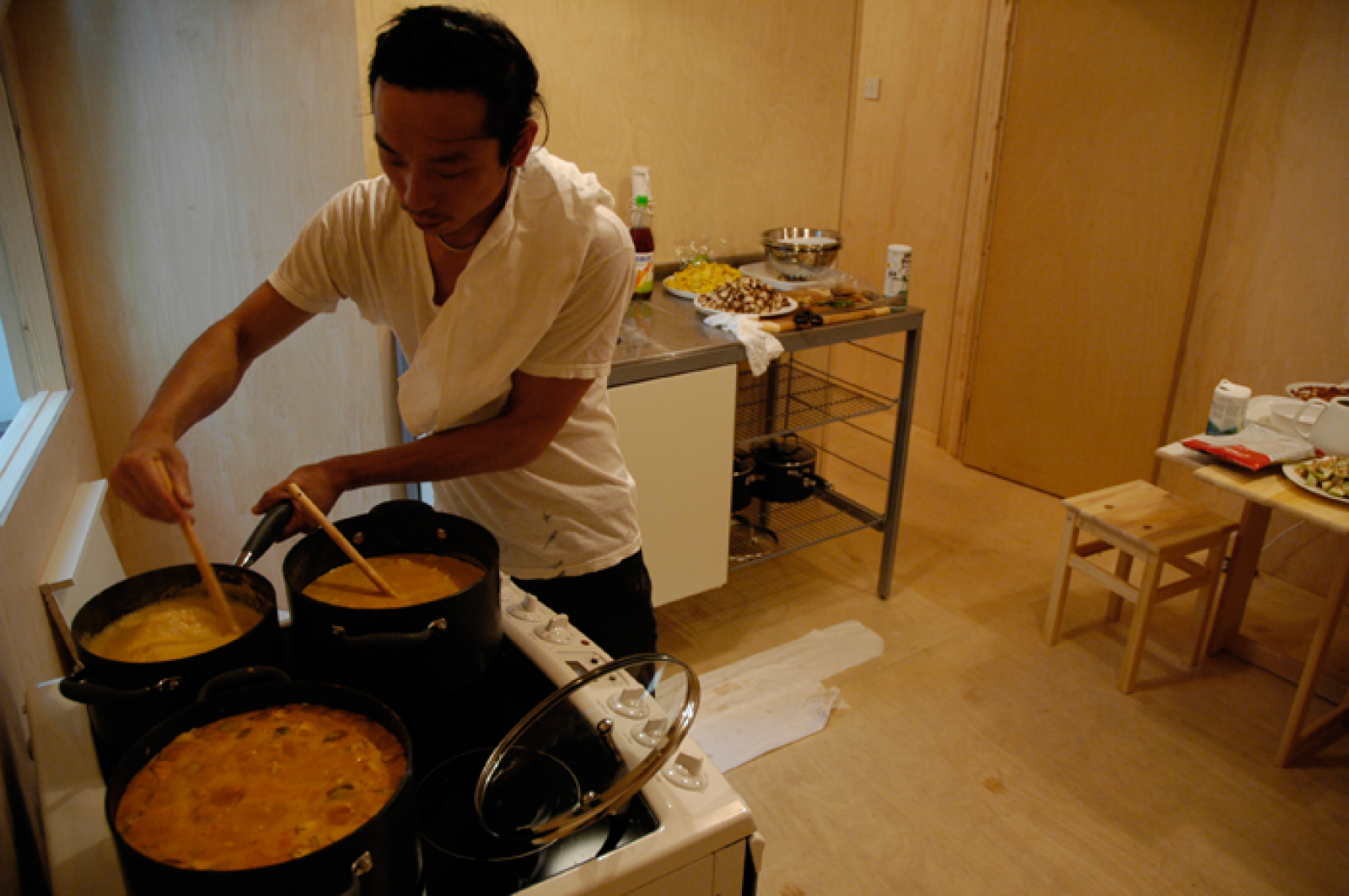 Одна из&nbsp;наиболее известных акций художника Рикрита Тривания&nbsp;— перформанс в&nbsp;галерее Сохо, во&nbsp;время которого он накормил посетителей выставки блюдом традиционной тайской кухни (1992)