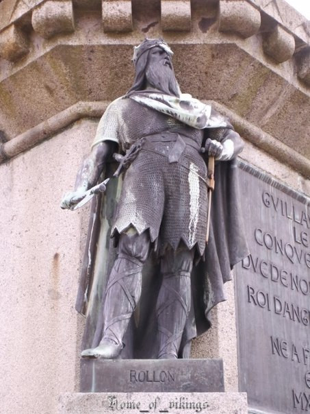 Хрольф Пешеход. Одна из&nbsp;статуй памятника шести герцогам Нормандии в&nbsp;Фалезе, Франция.
