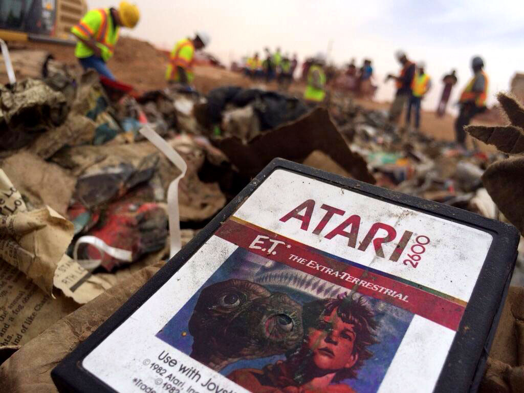 Кадр с&nbsp;места раскопок захоронения картриджей Atari, 2013-й год.
