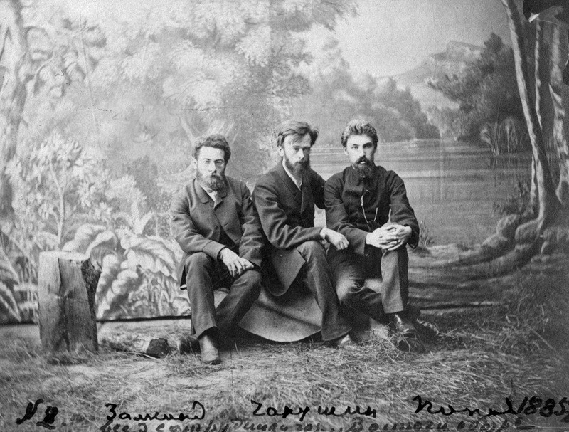 Народники Л.С.&nbsp;Залкинд, Н.А.&nbsp;Чарушин, И.И.&nbsp;Попов. Конец 1880-х гг. (на&nbsp;фотографии ошибочно 1885&nbsp;г.). Российский государственный архив литературы и&nbsp;искусства