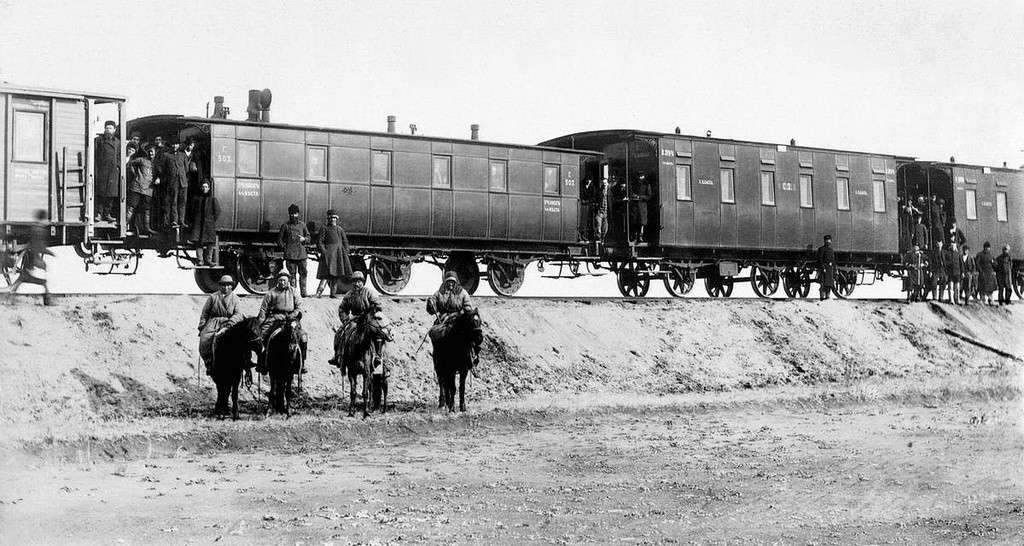 Пассажирский поезд и&nbsp;группа киргизов кочевников, 1890-е годы (фото: Государственный исторический музей Южного Урала, russiainphoto.ru)