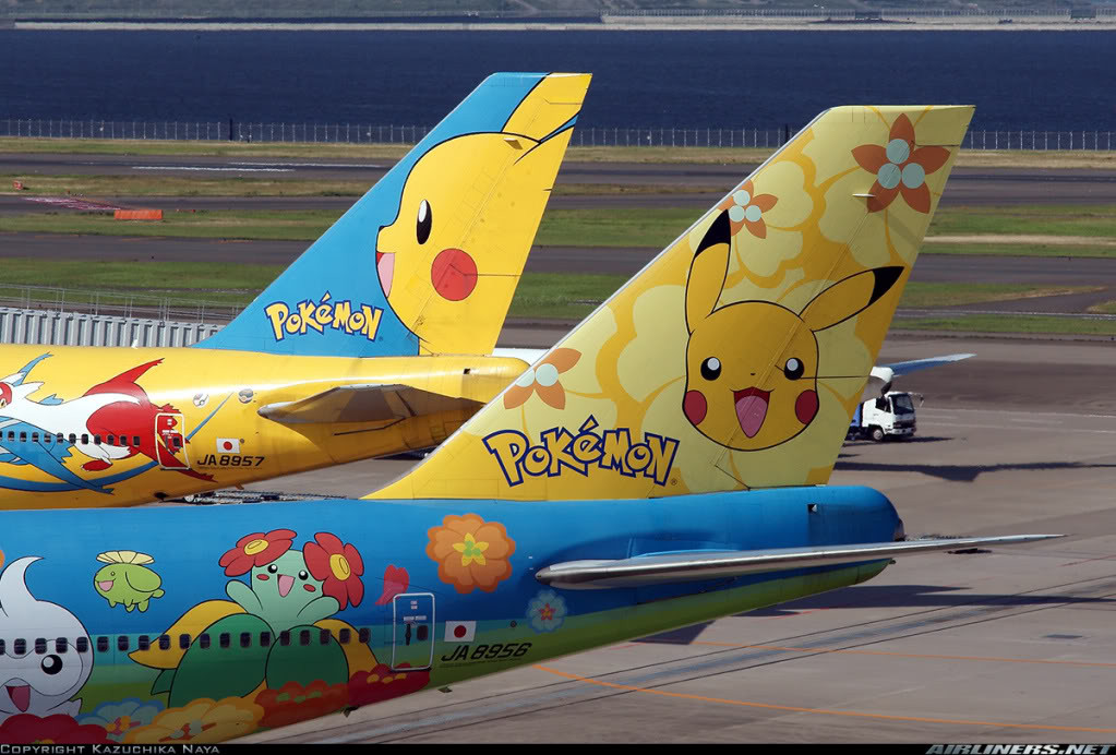 фото: Kazuchika Naya (http://orig02.deviantart.net/dbb1/f/2014/106/8/e/all_nippon_airways_pokemon_by_wiivolution2-d7ep5cn.jpg)