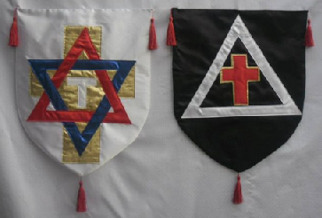 Знамя востока (слева) и&nbsp;знамя запада (справа), используемые в&nbsp;ритуалах Золотой Зари