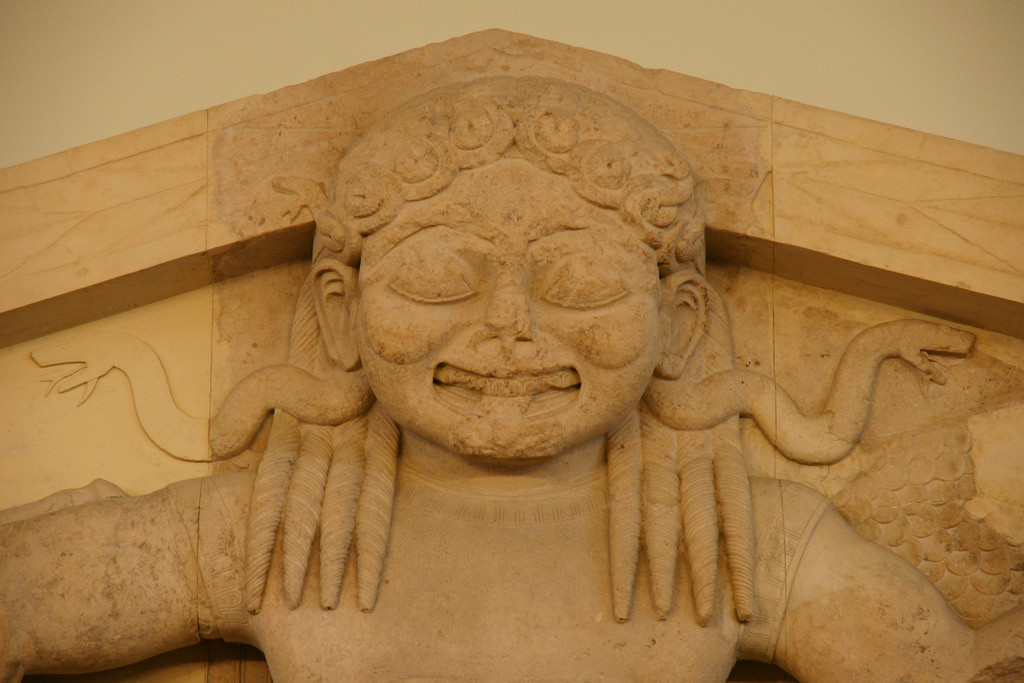Горгона Медуза с&nbsp;высунутым языком 580&nbsp;год до&nbsp;н.э., фронтон храма Артемиды, Корфлу. 