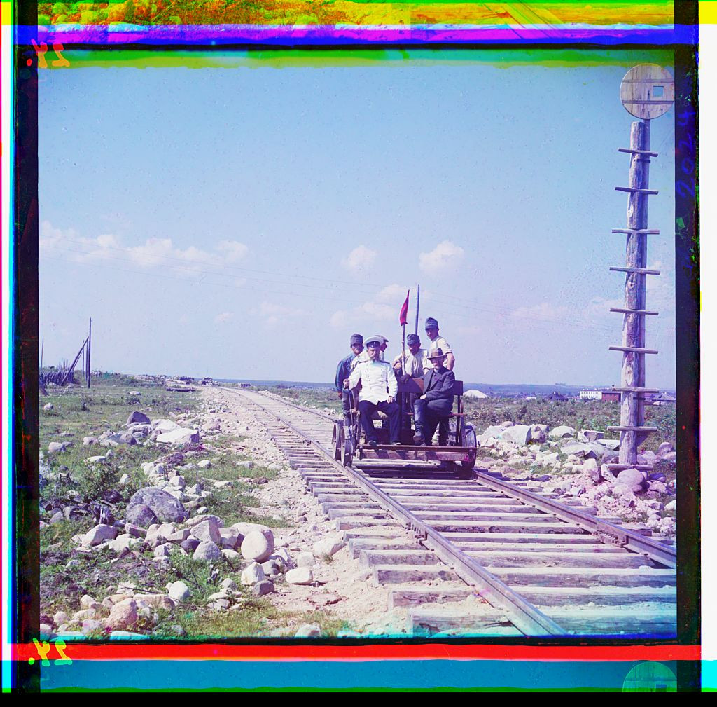 Пионер цветной фотографии Сергей Прокудин-Горский на&nbsp;дрезине недалеко от&nbsp;Петрозаводска на&nbsp;Мурманской железной дороге, 1916&nbsp;год (фото: Библиотека Конгресса США, коллекция фотографий С.М.&nbsp;Прокудина-Горского, www.loc.gov)