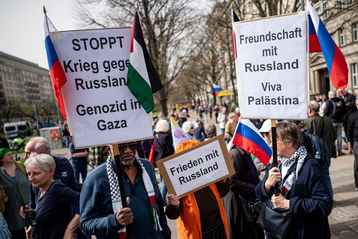 На этой демонстрации в современной Германии митингующие требуют остановить войну против России (дословный перевод с плакатов)