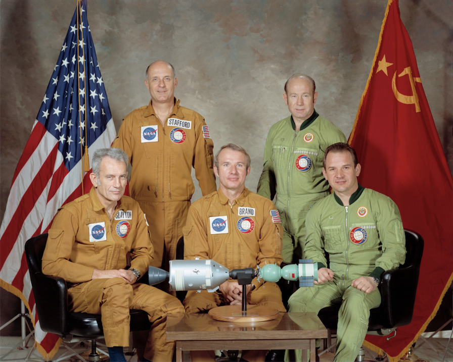 Команды кораблей «Аполлон» и&nbsp;«Союз». Слева направо: Дональд Слейтон, Томас Стаффорд, Венс Бранд («Аполлон»), Алексей Леонов, Валерий Кубасов («Союз»). 1975
