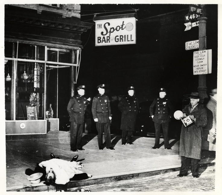 Weegee (Arthur Fellig), “Crime Scene of David ‘the Beetle’ Beadle”, 1939 © 2018 Weegee/ICP/Getty Images