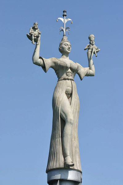 Куртизанка Империя, скульптура П. Ленка (Констанц) 