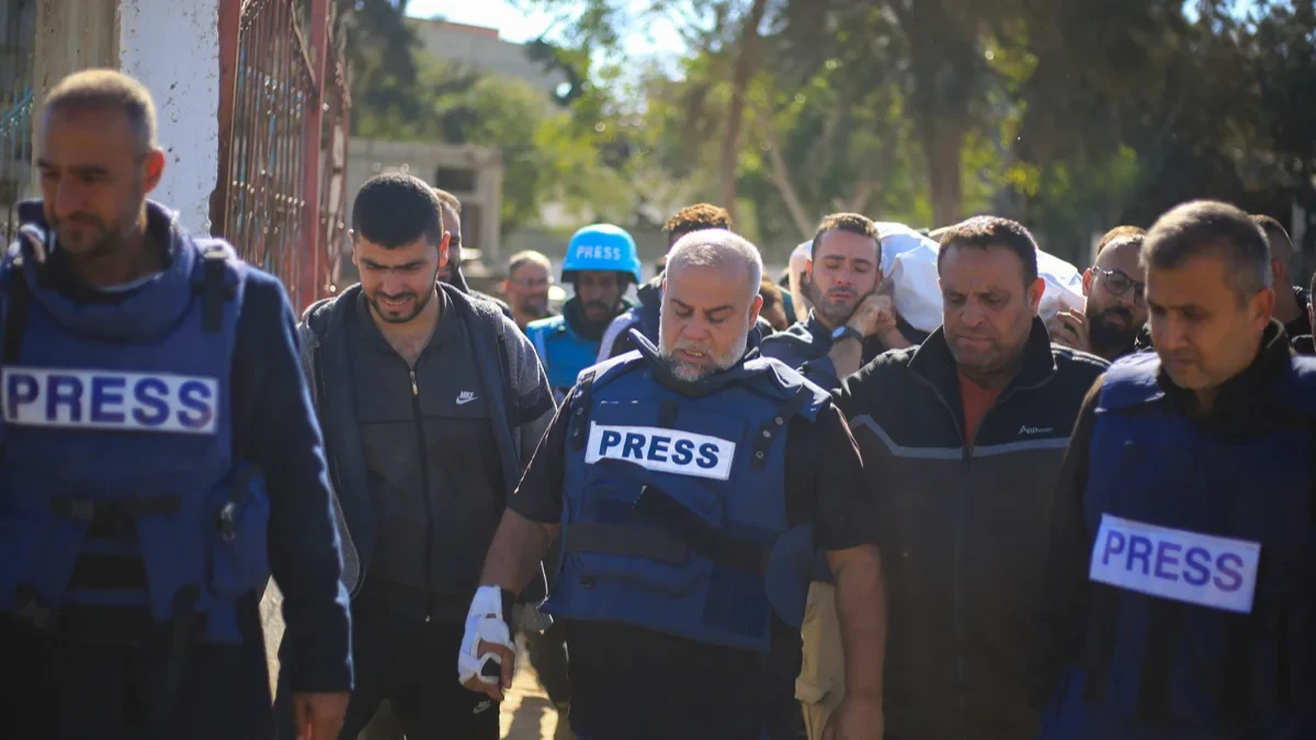 Журналисты на похоронах Хамзы Дахдуха, палестинского журналиста, работавшего на «Аль-Джазиру» и погибшего в результате авиаудара по Рафаху, 7 января 2024 года. Фото: Mohammed Talatene / dpa / Picture Alliance / Scanpix / LETA