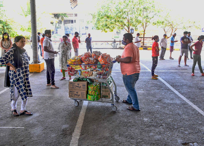 Люди стоят в&nbsp;очередях, чтобы купить продукты в&nbsp;супермаркете. Бангалор © Getty Images 