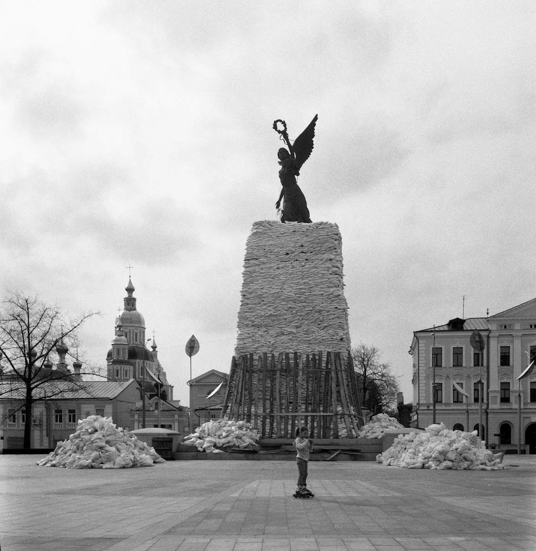 Памятник богині перемоги Ніки накривають мішками з піском, щоб не&nbsp;пошкодили уламки, Харків, квітень 2022 р. Фото Станіслава Остроуса.