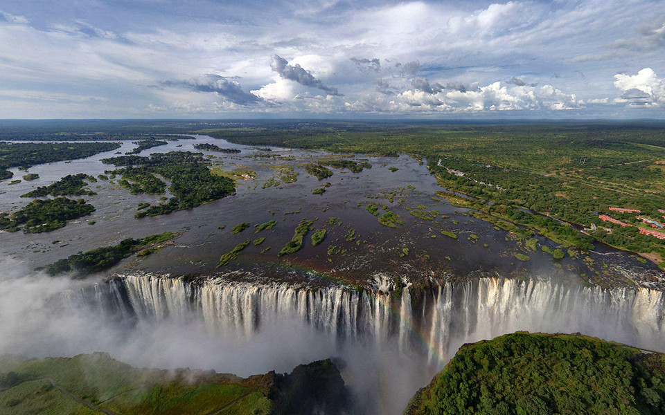 «Длина водопада Виктории&nbsp;— почти два километра, высота падений воду&nbsp;— 100&nbsp;метров».