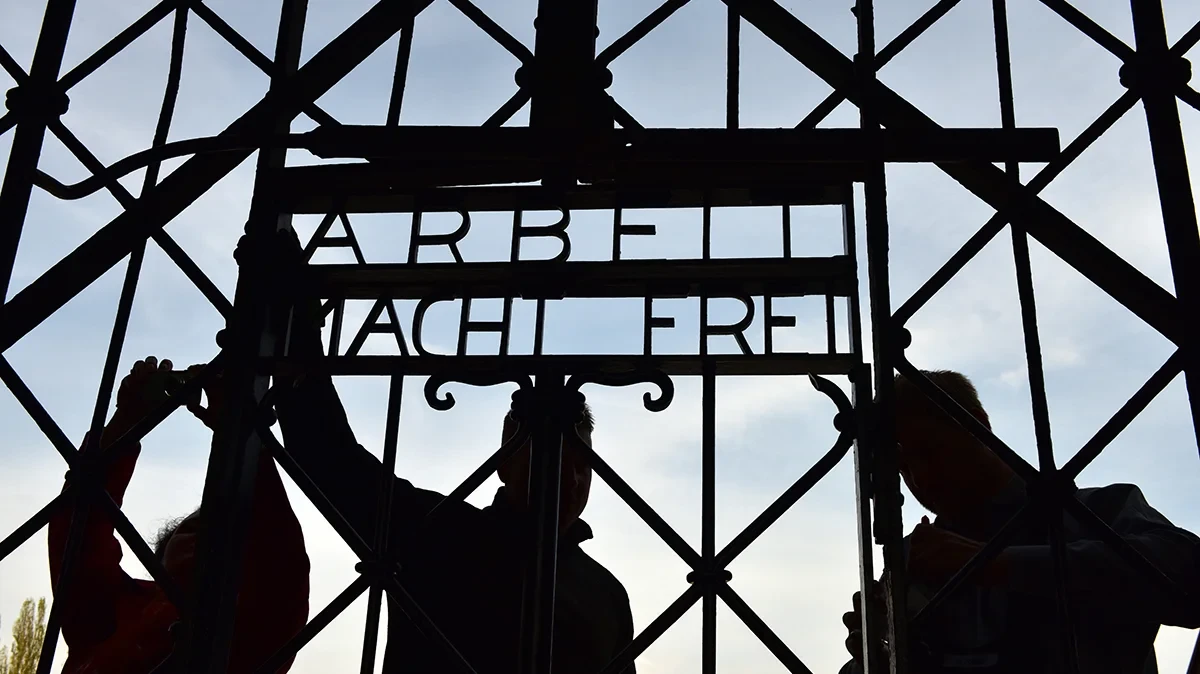 Надпись Arbeit macht Frei (с нем. Работа делает тебя свободным) на мемориале концлагеря Дахау, Германия, 29 апреля 2015 года. Фото: Peter Kneffel / EPA