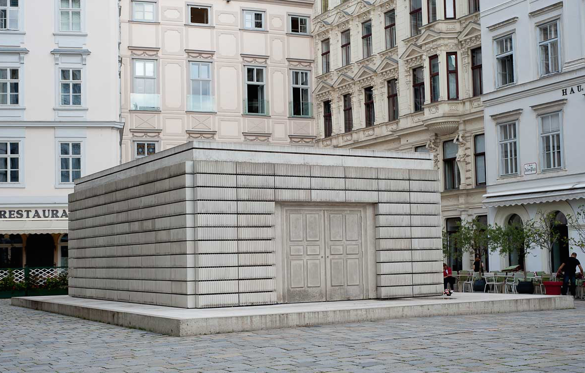 Мемориал жертвам Холокоста, Вена. Работу над&nbsp;мемориалом Рэйчел начала в&nbsp;1994&nbsp;году, дизайн и&nbsp;местоположение были утверждены в&nbsp;2000. 