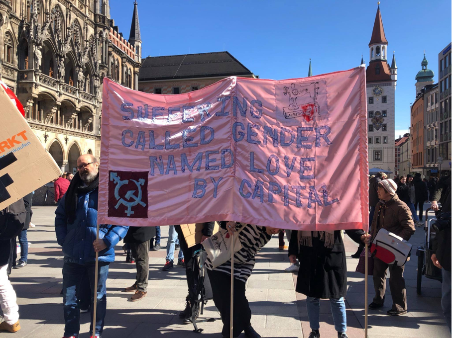 Джастин Либерман со&nbsp;своим баннером, на&nbsp;котором написано: «Страдание, окрещенное гендером, названо любовью капиталом»