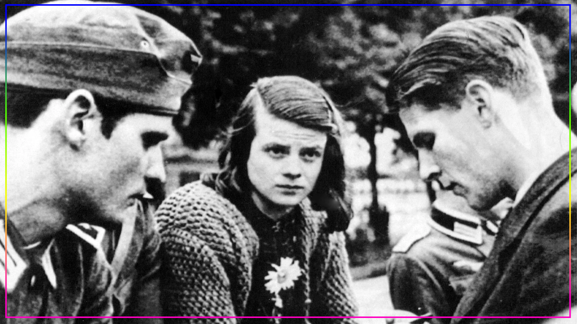 Ханс и&nbsp;Софи Шолль вместе с&nbsp;Кристофом Пробстом (22 июля 1942&nbsp;года, Мюнхен). Источник изображения: akg-images
