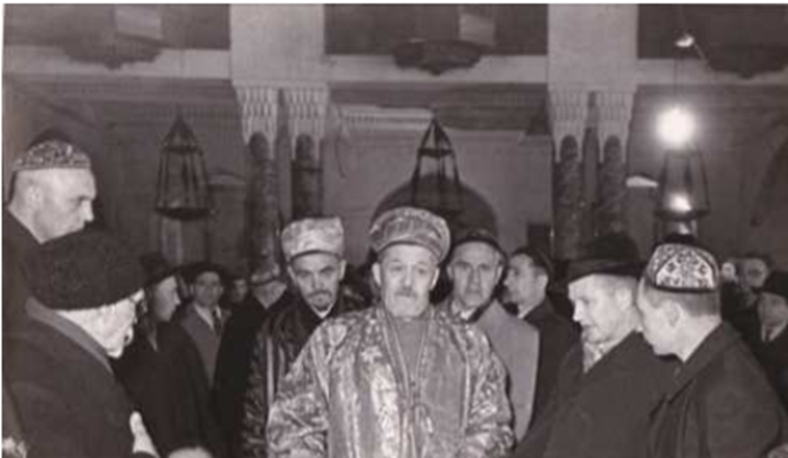 To’rtinchi rasm. 1956-yil Muftiy Xiyolatdinovning Leningrad masjidiga tashrifi. Abdulboriy Isoev undan chap tarafda, uning uchta raqiblari esa o’ng tarafda. Ali Isoevning shaxsiy arxivi, Peterburg.