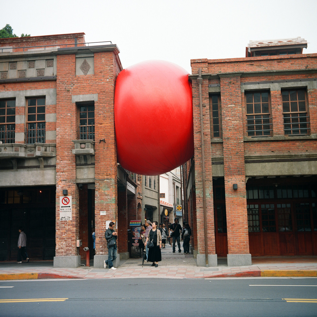 Красный шар Курта Першке&nbsp;— художник побывал с&nbsp;этим проектом более чем в&nbsp;50&nbsp;городах Европы