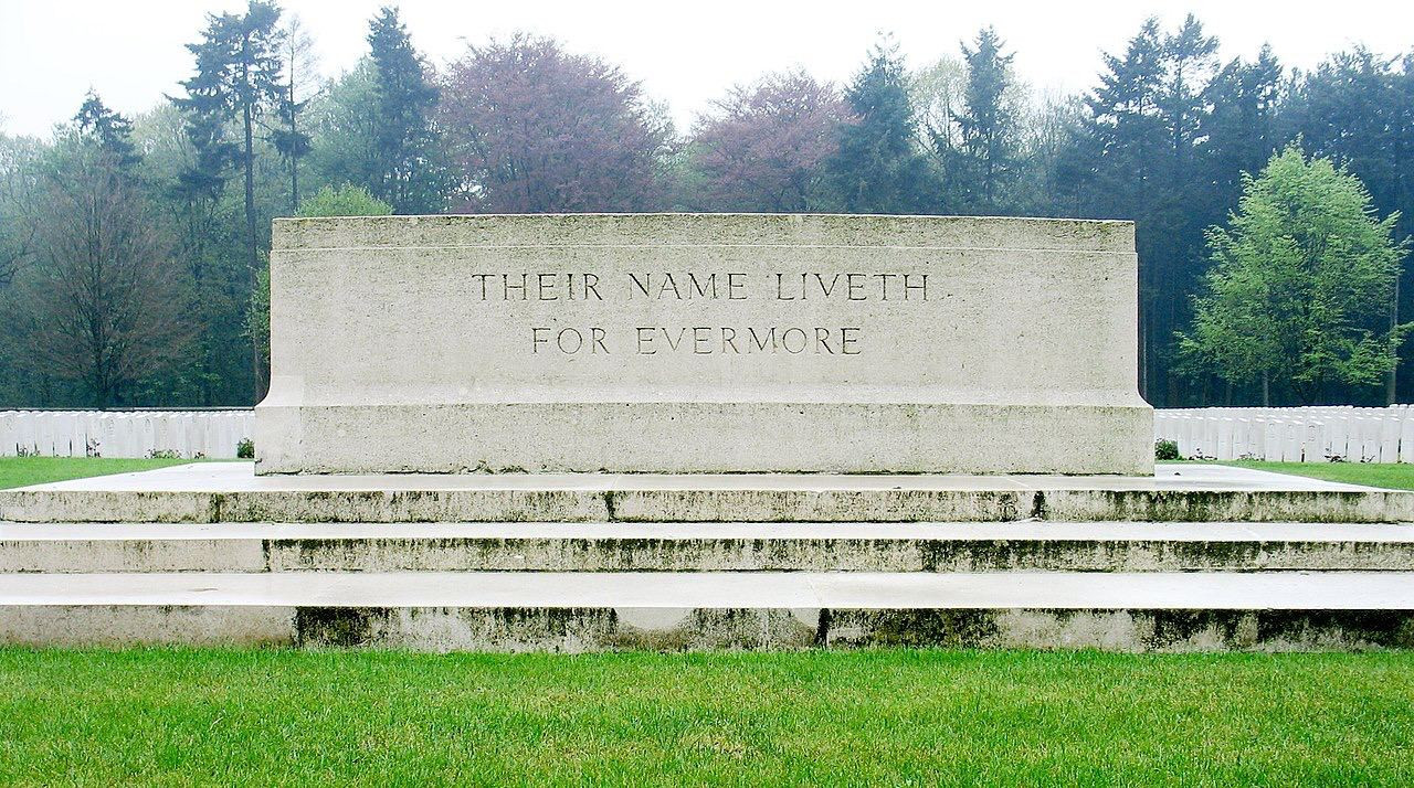 Камень памяти, установленный на&nbsp;кладбище в&nbsp;Бельгии, у&nbsp;Ипра
