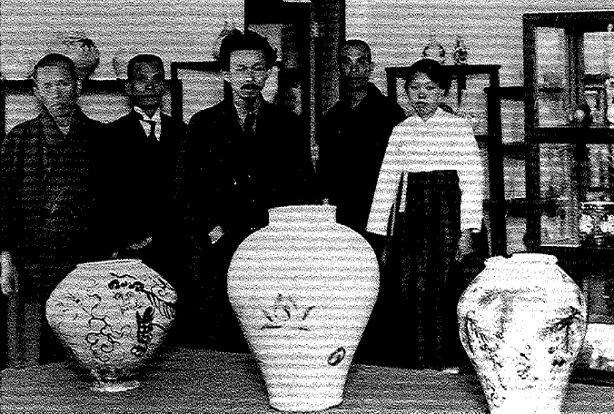 Янаги Соэцу (по&nbsp;центру) и&nbsp;Асакава Хаккё (крайний слева) на&nbsp;выставке корейской керамике в&nbsp;Сеуле (1922&nbsp;год). Courtesy: Nihon Mingeikan. 