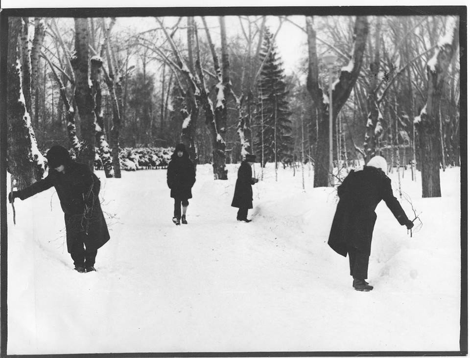 Всемирная ассоциация нового пролетарского искусства. Перформанс «Сибирская войнушка». 1990. Фото Игорь Щеглик