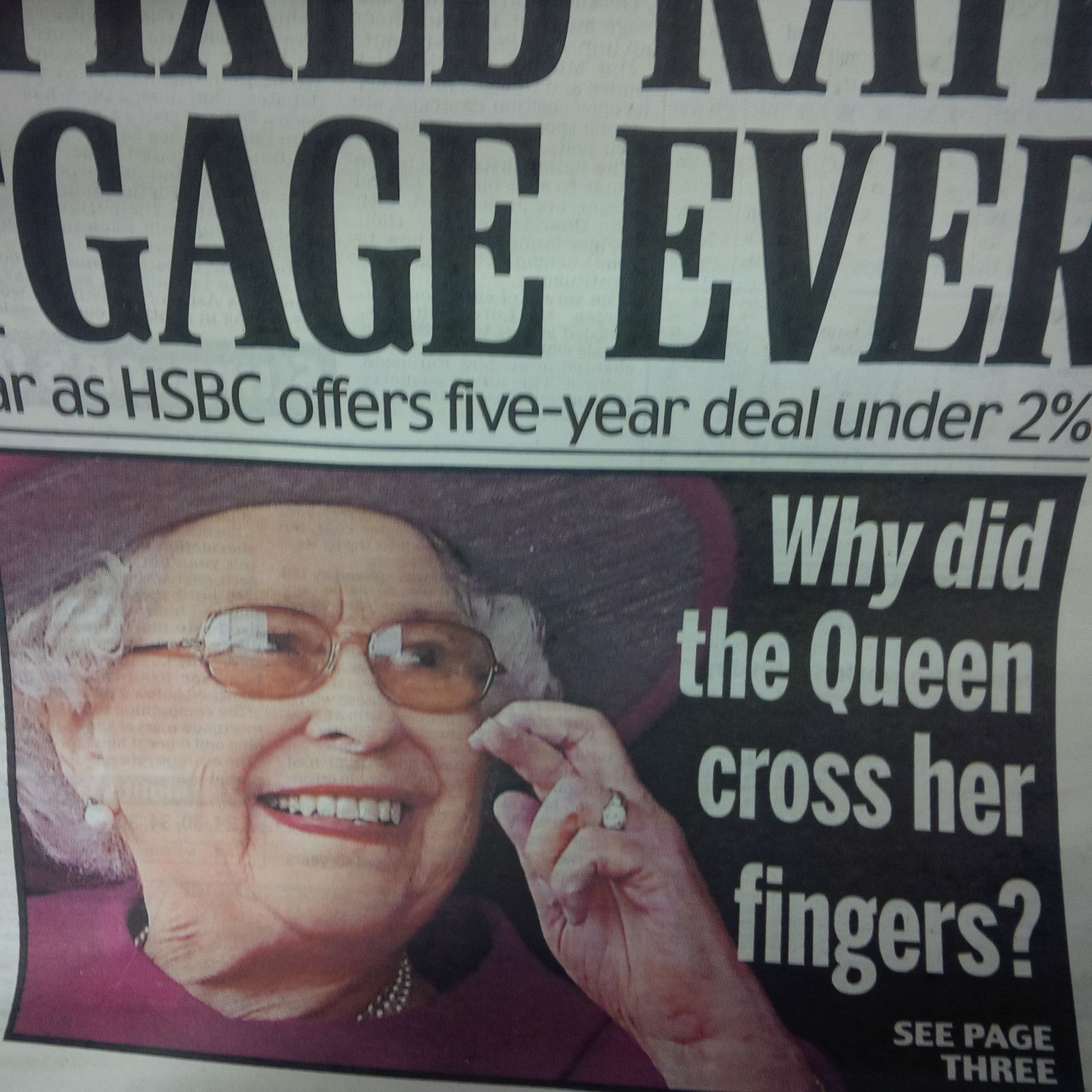 Новость, достойная первой полосы: почему королева скрестила пальцы?
