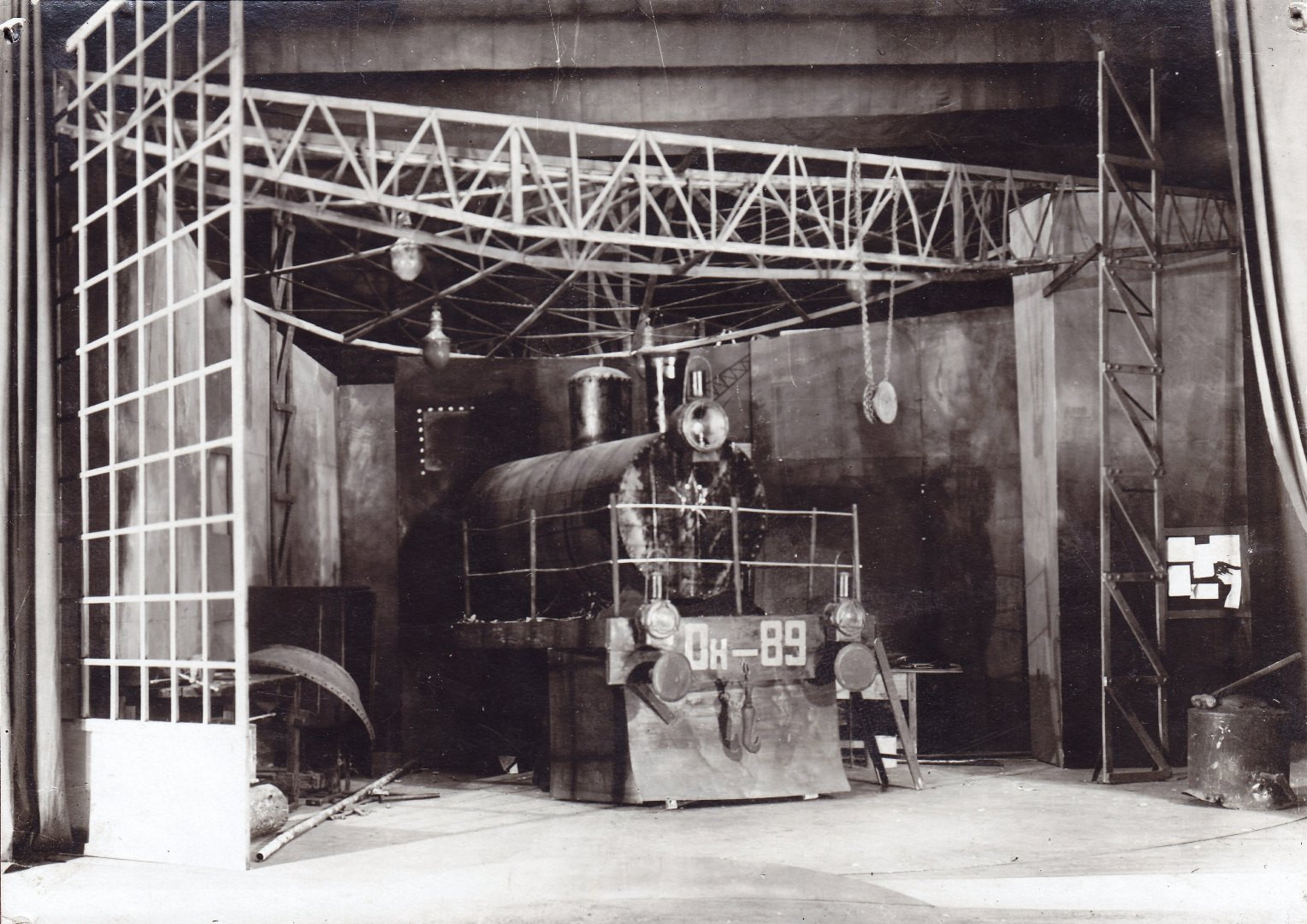 Сцена из&nbsp;спектакля «Рельсы гудят», 1929&nbsp;г.