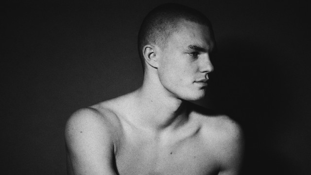 СОМАТИКА КВИР-ИЗЪЯНА: О ТОМ, КАК МЫСЛЬ НЕИЗБЕЖНО ВЯЗНЕТ В ТЕЛЕ, КАДРЕ И БИОГРАФИИ