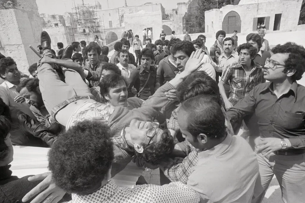 Беспорядки возле мечети «Купол Скалы» в 1982 году, произошедшие после того, как Алан Гарри Гудман убил двух арабов и ранил многих других. Фотография: Bettmann/Getty Images