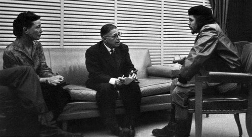 Гуманистические марксисты Жан-Поль Сартр и&nbsp;Симона де Бовуар беседуют с&nbsp;Эрнесто Че Геварой.