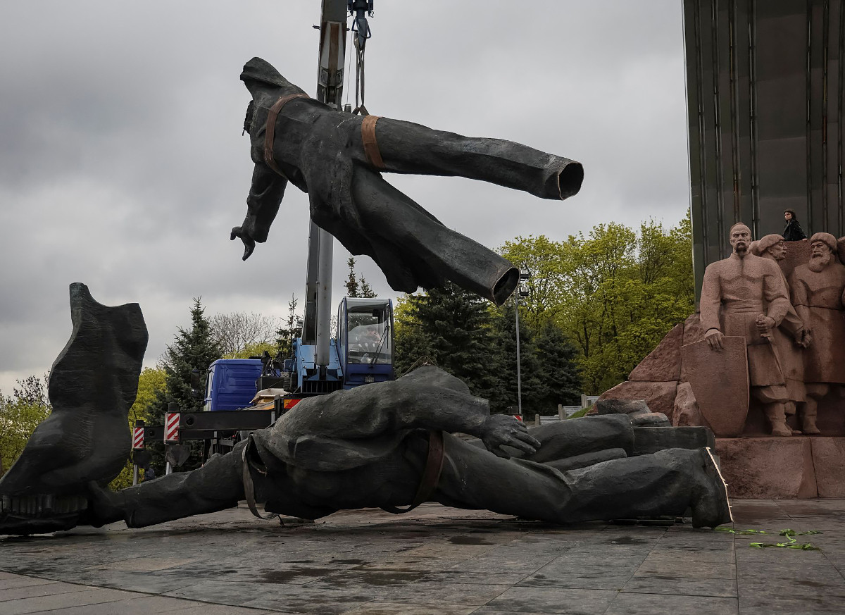 Демонтаж части монумента «Арка дружбы народов» в&nbsp;Киеве, апрель 2022. Фото: REUTERS/Gleb Garanich