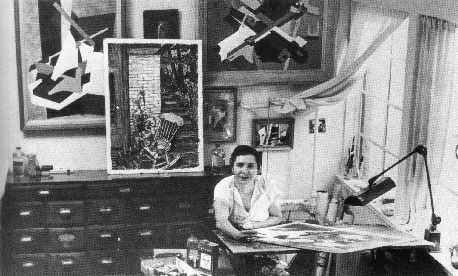 Эсфирь Слободкина в&nbsp;своей мастерской (Нью Йорк, 1953).