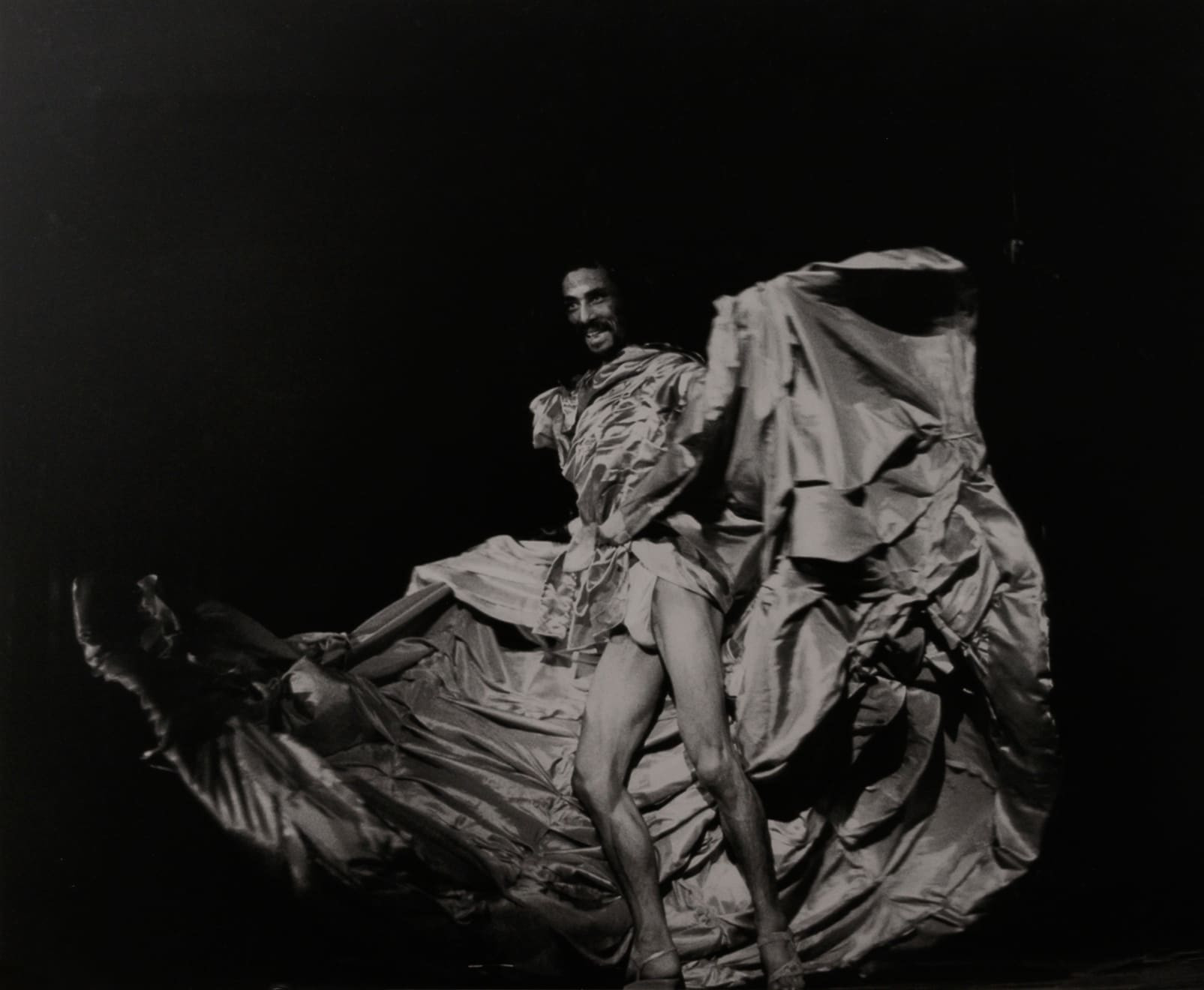Тацуми Хидзиката, «Бунт тела (Красное платье)». Фото: Року Хасигава (Roku Hasegawa), 1968