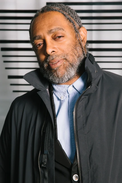 Артур Джафа — один из ключевых художников, который переосмысливает, как мы видим черный опыт в медиа, кино и интернете сегодня. 