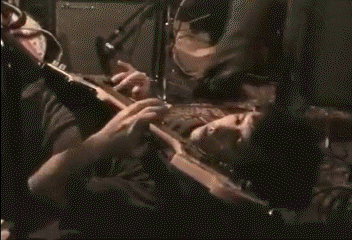Джулиан Костер играет на&nbsp;басу. Клуб Knitting Factory, Нью-Йорк, 1998&nbsp;год